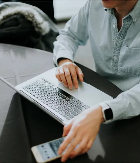 Conductor de flotilla cargando vehículo eléctrico comercial